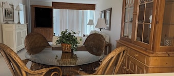 Rent full year 2 bedroom condo in Cape Coral . On canal and river Walk to park.