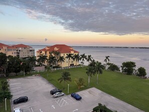 Exterior - 2 bedroom condo in Cape Coral .  On canal and river views. Walk to Jaycee Park. (Cape Coral)