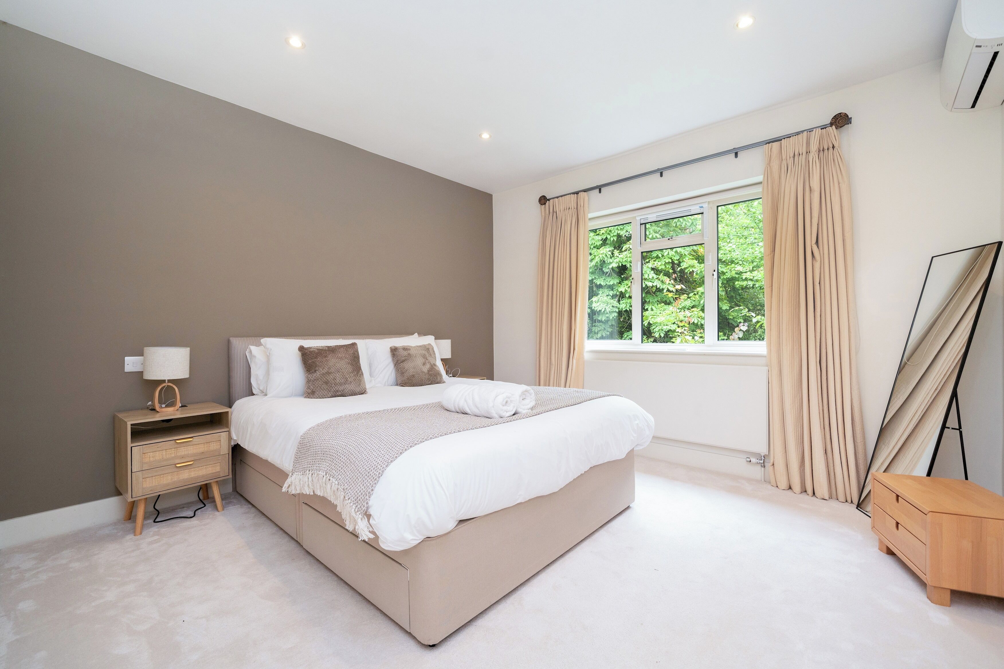 5 bedrooms, iron/ironing board, free WiFi, bed sheets