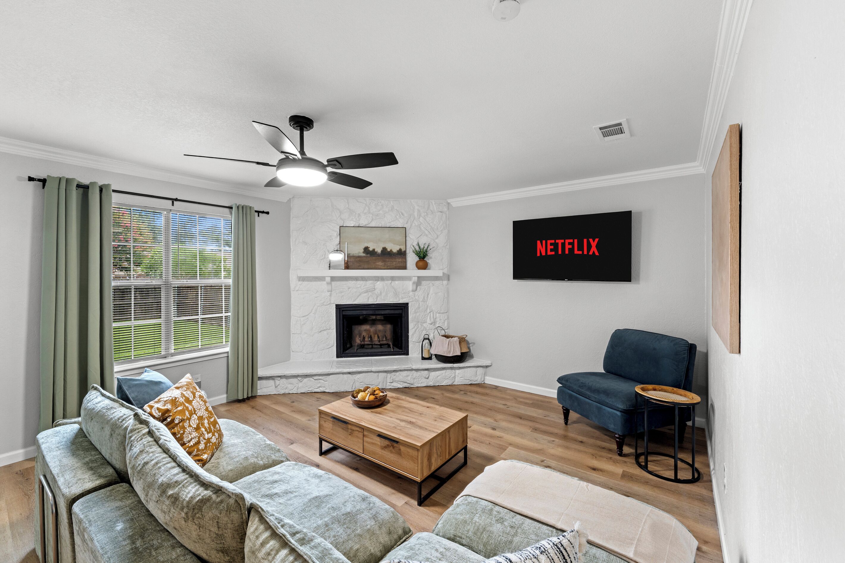 Smart TV, fireplace