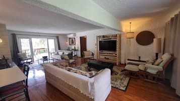Hus, hageutsikt | Oppholdsområde