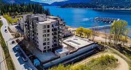 Third floor 3 bedroom, 2 bathroom lakefront condo with boat slip and pool