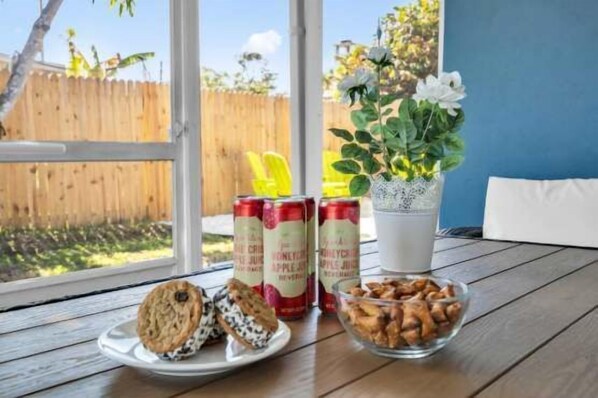 Outdoor dining - 4BR Pinecraft Retreat Near Yoders (Sarasota)