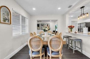 Dining - 4BR Pinecraft Retreat Near Yoders (Sarasota)