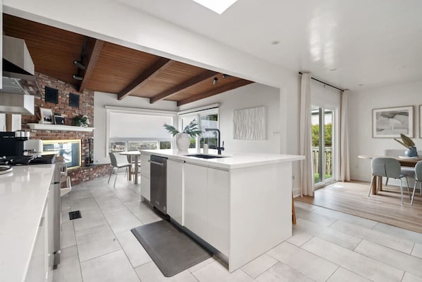 Coffee/tea maker, fridge, microwave, oven - NEW Cozy, Modern Home with Hot Tub and Ocean Views (San Diego)