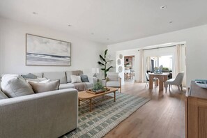 TV, fireplace - NEW Cozy, Modern Home with Hot Tub and Ocean Views (San Diego)