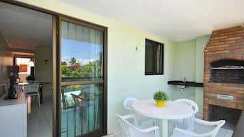 Apartamento, 2 quartos | Opções para refeição ao ar livre