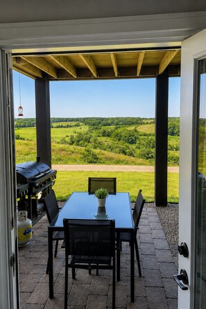 Outdoor dining - Katepwa Lake Hilltop Hideaway | Views, Golf, Beach & Trails (Lebret)