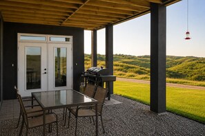 Outdoor dining - Katepwa Lake Hilltop Hideaway | Views, Golf, Beach & Trails (Lebret)