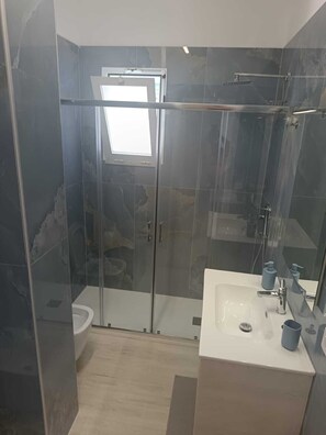 Shower, hair dryer, bidet, towels - Vrbo Property (Sorrento)