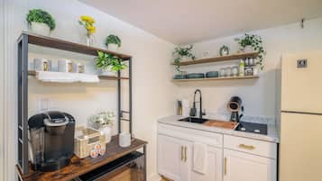 Geladeira, micro-ondas, cooktop, cafeteira/chaleira