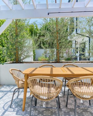 Outdoor dining - Fully Renovated 3 Bedroom Home in Prestigious Toluca Lake (Los Angeles)