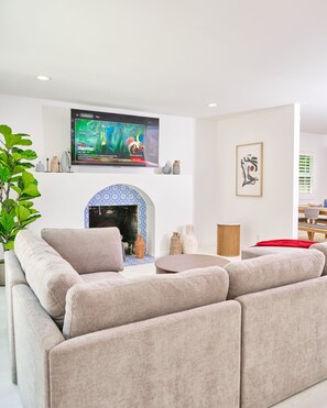 Living area - Fully Renovated 3 Bedroom Home in Prestigious Toluca Lake (Los Angeles)