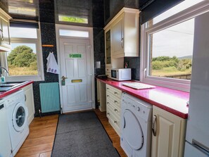 Dishwasher, cookware/dishes/utensils - Wagtail Cottage (Dumfries)