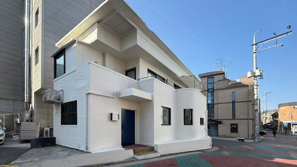 Exterior - J Story DMC (Seoul)