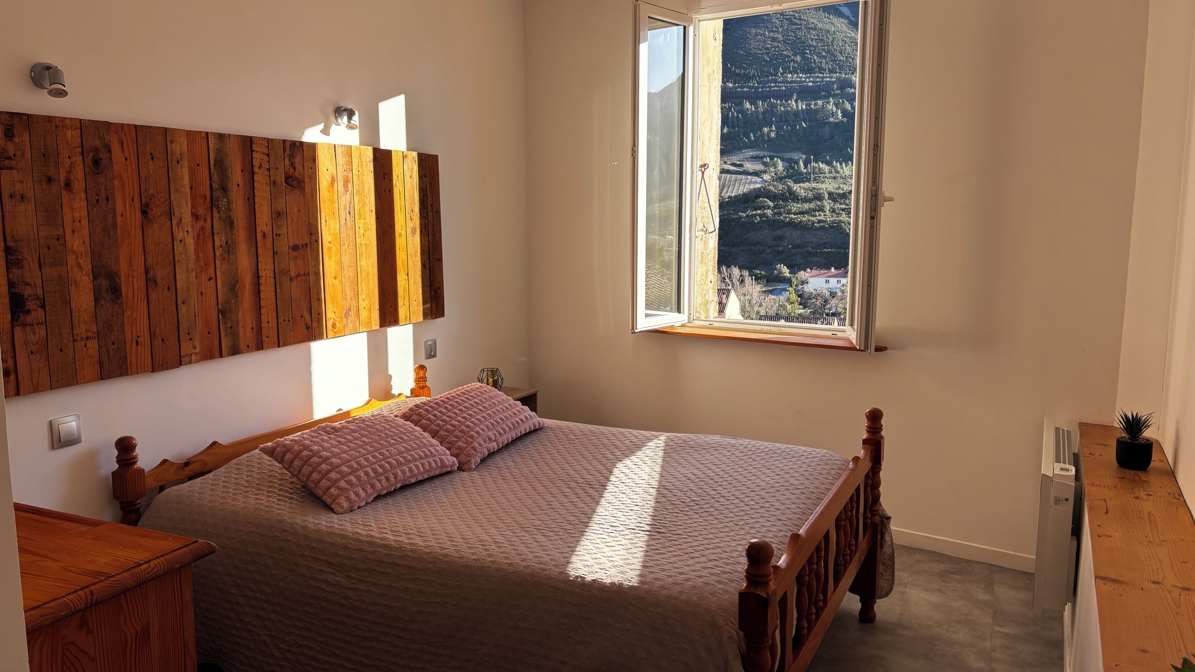 2 habitaciones, escritorio y tabla de planchar con plancha 