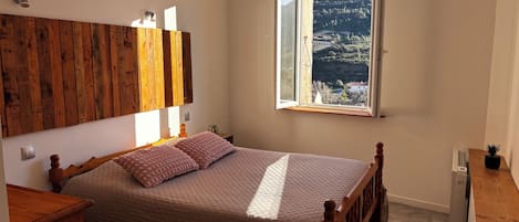 2 bedrooms, desk, iron/ironing board, travel crib
