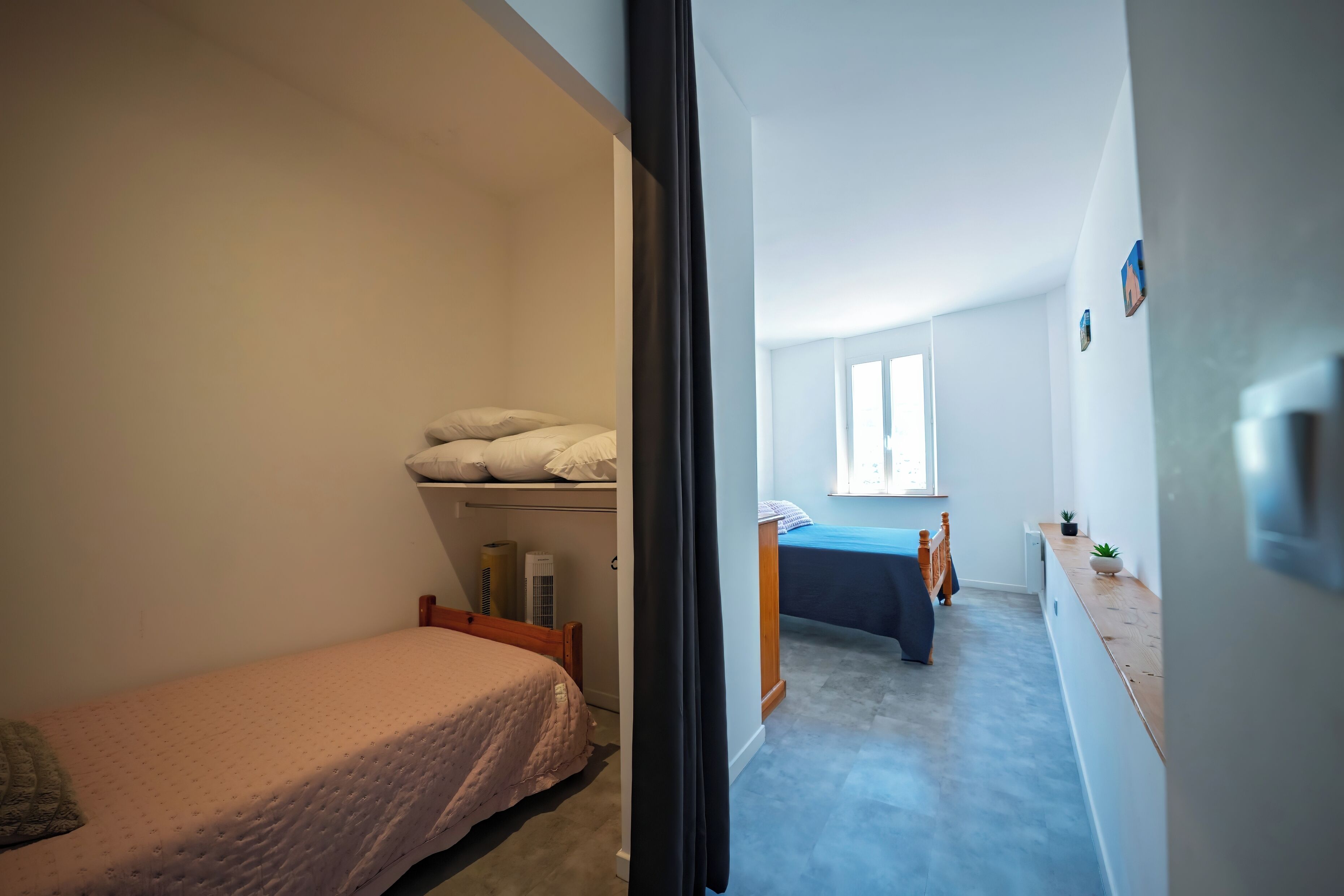 2 habitaciones, escritorio y tabla de planchar con plancha 