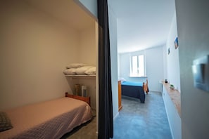 Schreibtisch, Bügeleisen/Bügelbrett, Reisekinderbett, kostenloses WLAN