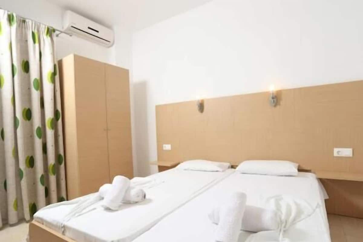 Habitación superior, balcón, vista al jardín | Tabla de planchar con plancha, wifi gratis y ropa de cama