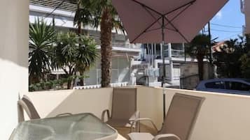 Apartment, Balcony, Garden View | Outdoor dining