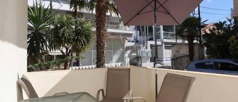 Lägenhet - balkong - utsikt mot trädgården | Restaurang utomhus
