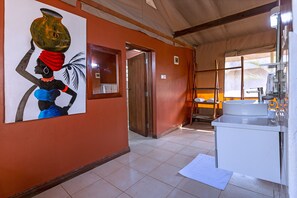 Regadera, toallas, jabón, papel de baño 