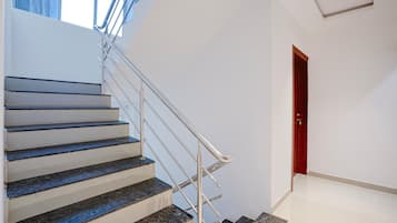 Una escalera con barandillas de metal que lleva a una plataforma.