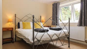 Chaumière | 2 chambres, accès au Wi-Fi (inclus), décor unique, ameublement unique