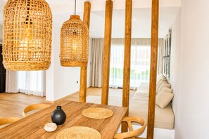 Luxury-Villa, eigener Pool, Meerblick | Speisen
