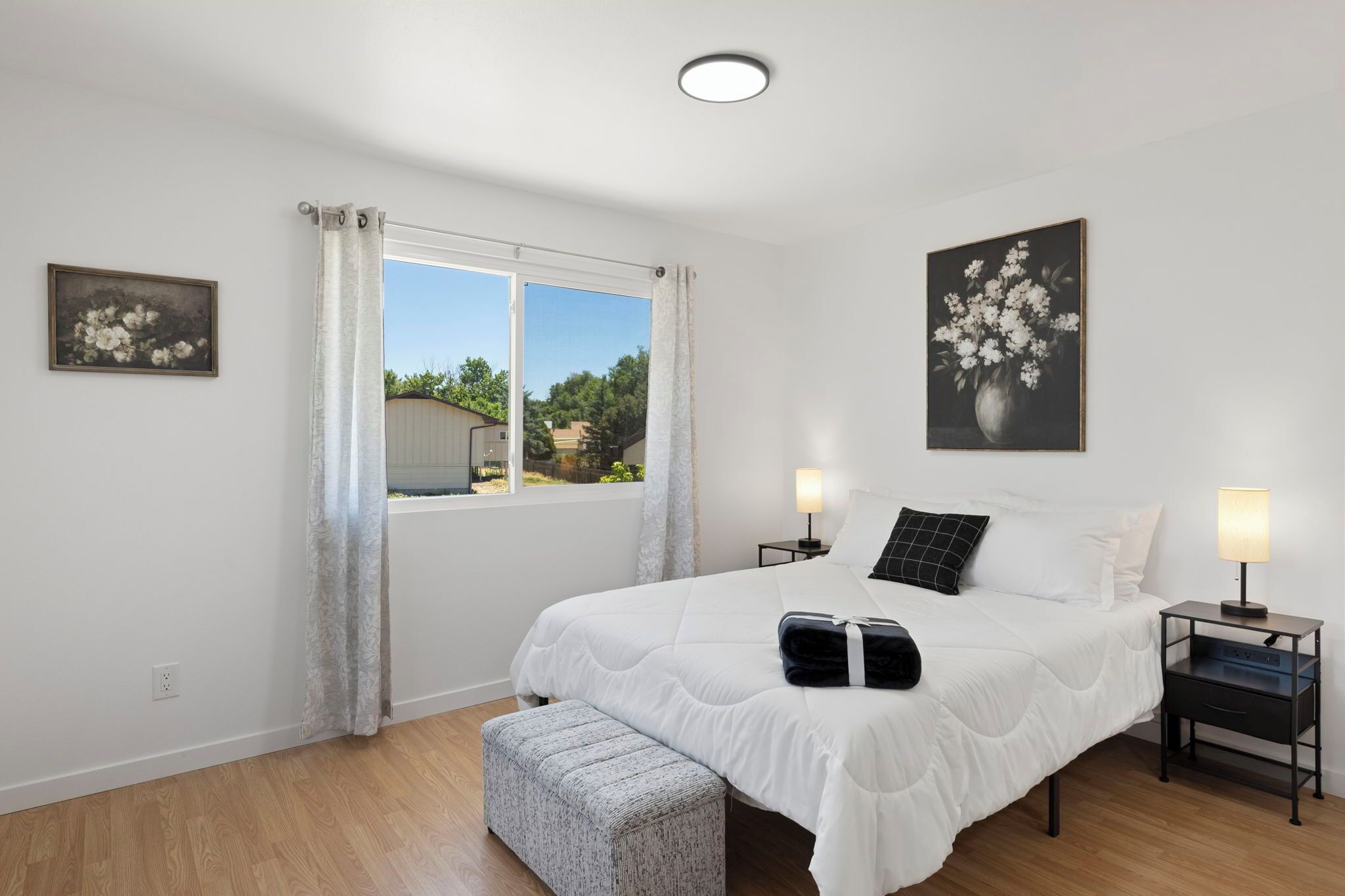 8 habitaciones, tabla de planchar con plancha, wifi y ropa de cama 