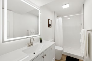 Ducha, secador de pelo, toallas, jabón
