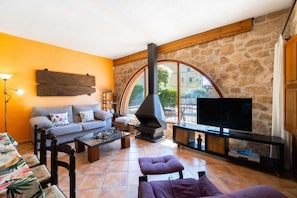 TV, fireplace - Country House | BBQ | Pet-Friendly | Nature (Prat de Comte)