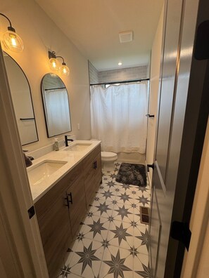 Bathroom - 4BR FunHouse Near Kings Island-HC Basketball, Duckpin Bowling, and Golf Sim (South Lebanon)