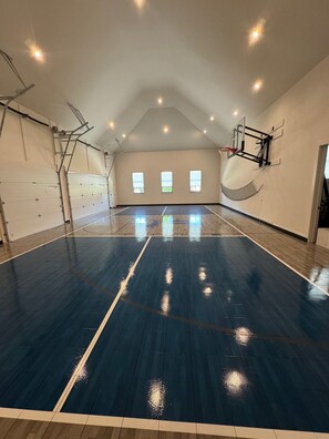 Sports court - 4BR FunHouse Near Kings Island-HC Basketball, Duckpin Bowling, and Golf Sim (South Lebanon)