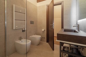 Dusche, Haartrockner, Hausschuhe, Handtücher