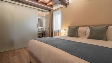 Habitación doble superior, vista al jardín | Caja de seguridad en la habitación, escritorio y cortinas blackout