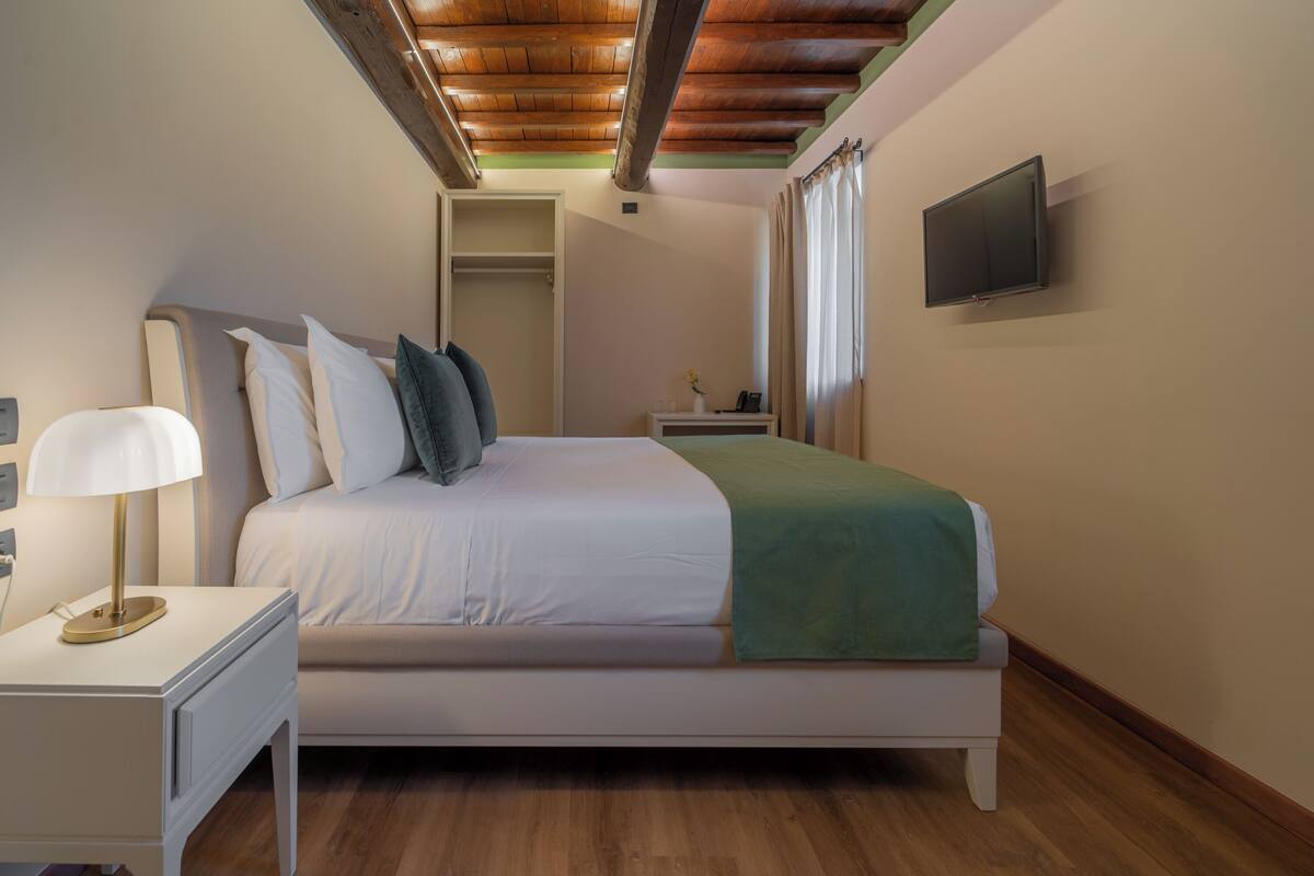Caja de seguridad en la habitación, escritorio y cortinas blackout 