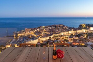 Outdoor dining - Luxury penthouse with the view to the whole Dubrovnik Old town (Dubrovnik)