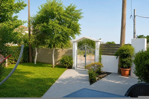 Valira Cozy Home w Rustic Charm Private Garden