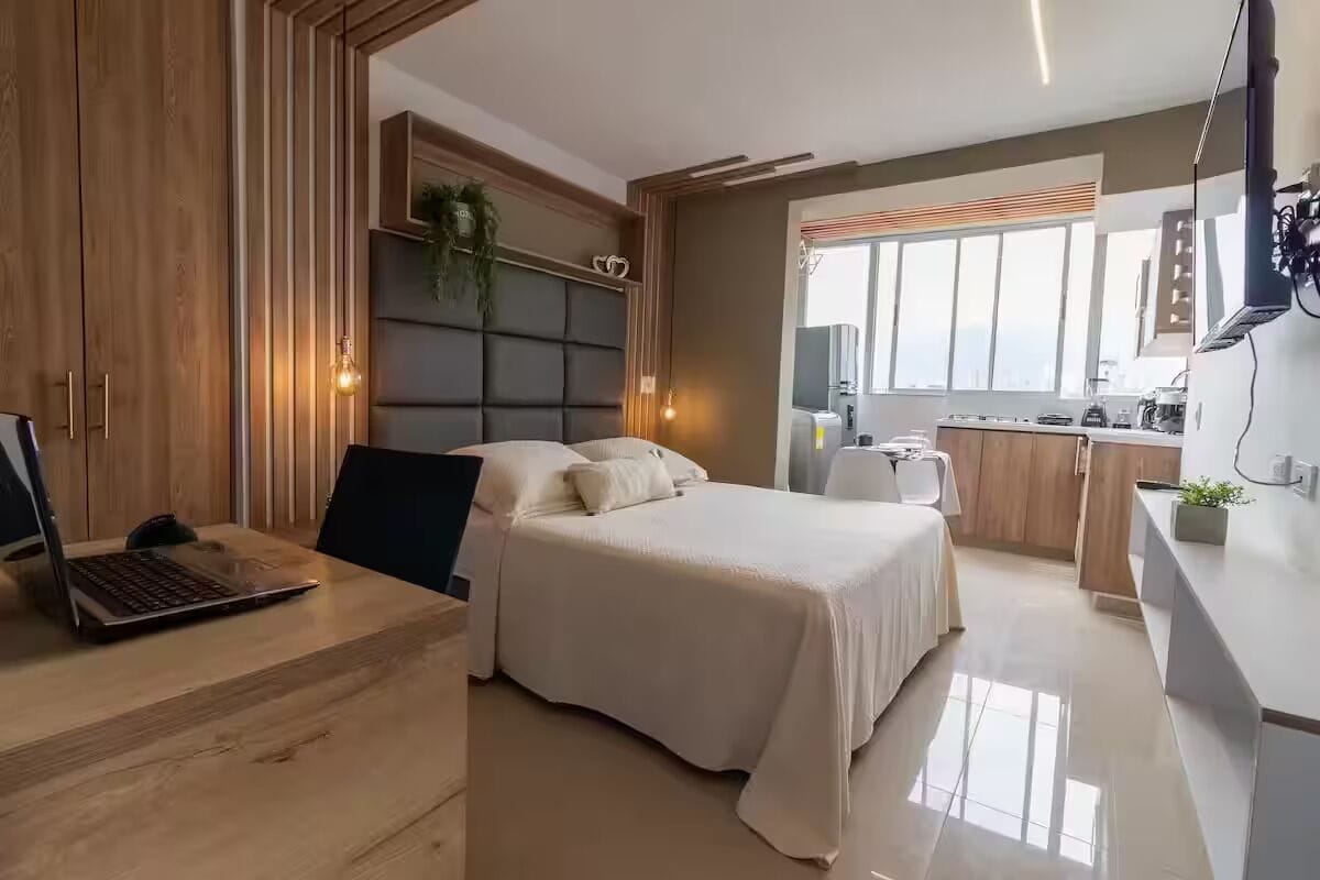 Tabla de planchar con plancha, wifi y ropa de cama 