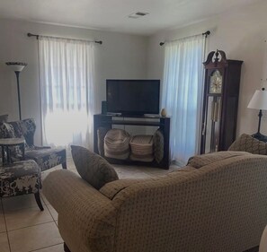 Smart TV - 21 Sharp Street Retreat. Your Ozark Adventure Can Begin Now!! (Ash Flat)