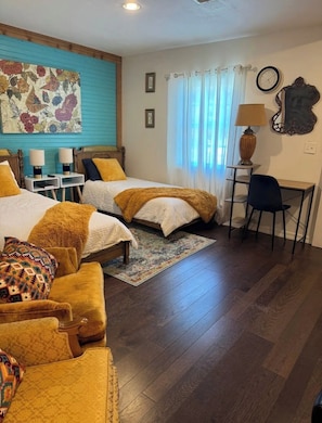 3 habitaciones, tabla de planchar con plancha, wifi y ropa de cama 