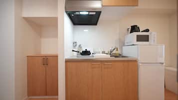 Full-size fridge, microwave, stovetop, cookware/dishes/utensils