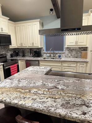 Private kitchen - 3-bedroom canal front house in charming Freeport, fisherman's dream! (Freeport)