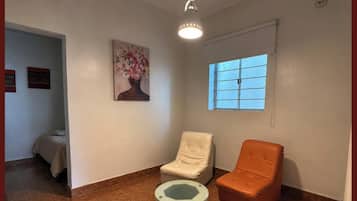 Habitación doble Confort, baño en la habitación | Área de sala de estar