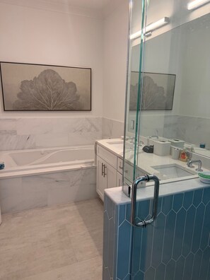 Een douche, een bubbelbad, een haardroger, handdoeken