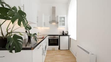 Kjøleskap, ovn, kokeplater og kaffetrakter/tekoker