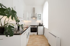 Kühlschrank, Ofen, Herdplatte, Wasserkocher mit Kaffee-/Teezubehör