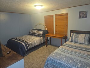 Room - Enjoyable 2-bedroom mobile home with AC in charming Cisne.  Quiet neighborhood. (Cisne)